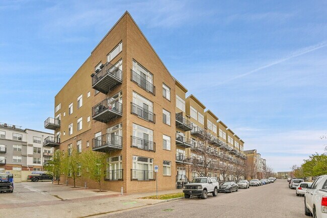 Foto del edificio - Immaculate, Fully Furnished  1-Bed 1-Bath Condo- Available Now!