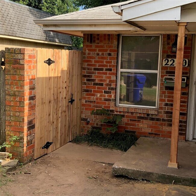 Building Photo - 2240 Donna Dr