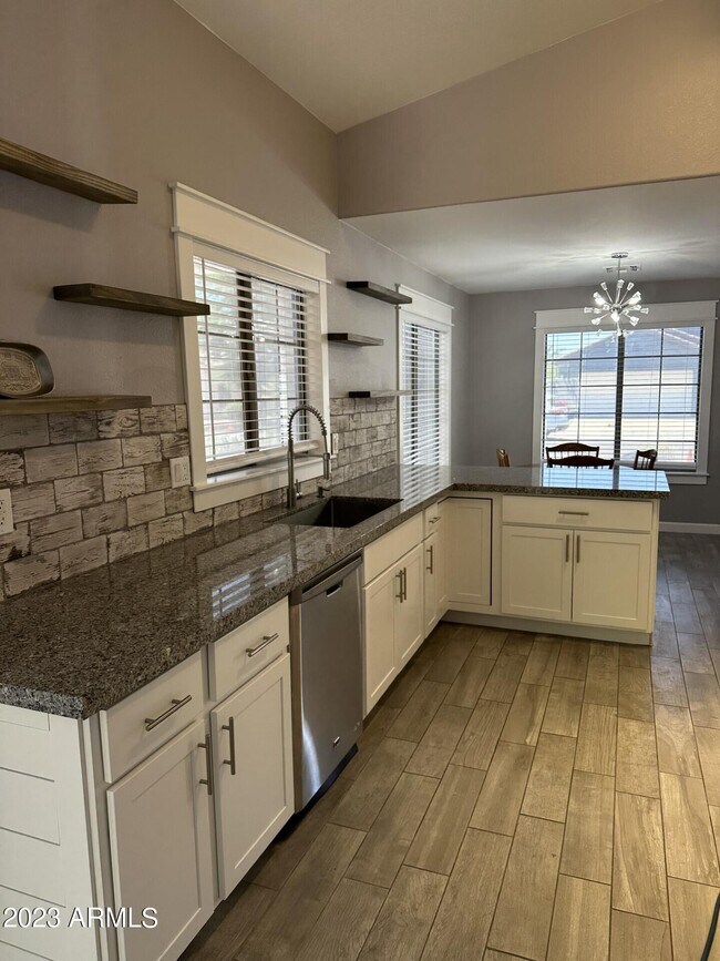 Building Photo - 2026 E Aire Libre Ave