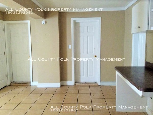 Building Photo - 2 Bedroom 1 Bathroom Duplex - Bottom Unit