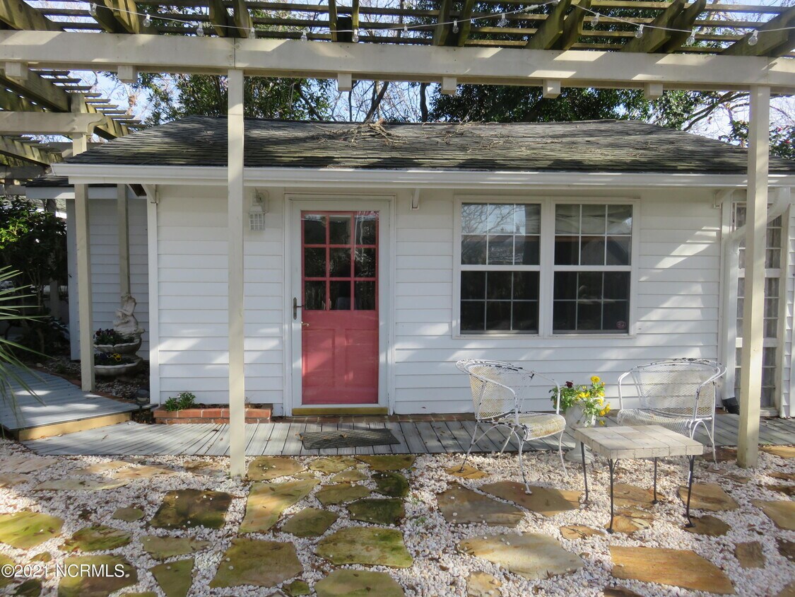Primary Photo - 105 Webb St
