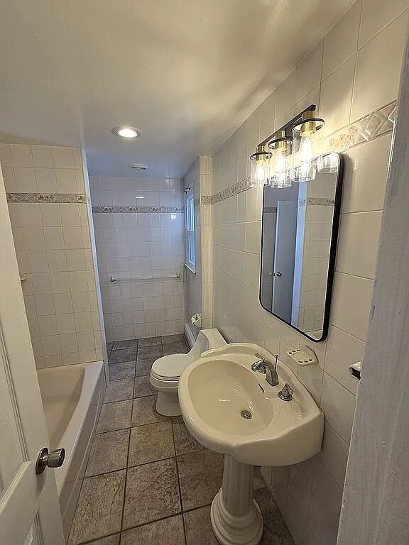 Foto del edificio - 84 Rollstone Ave