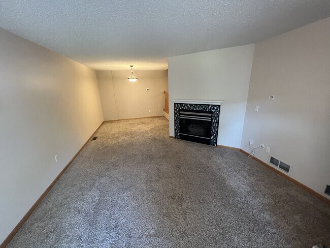 Foto del edificio - Spacious 3BR/1.5BA Townhome with Attached ...