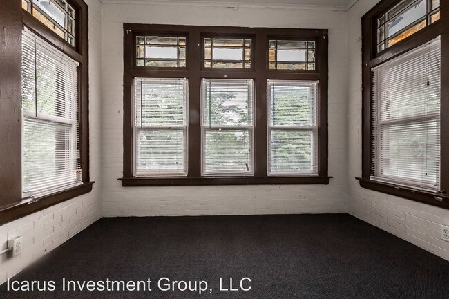Building Photo - 5616-5616 S King Dr