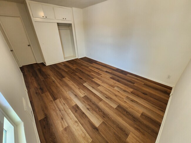 Foto del edificio - 1016 N Edinburgh Ave