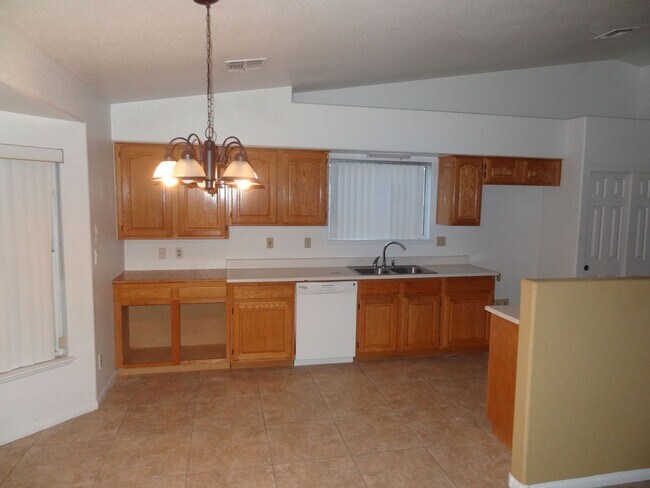 Building Photo - GREAT & AMAZING 4 BEDROOM 2 BATHROOM HOUSE!