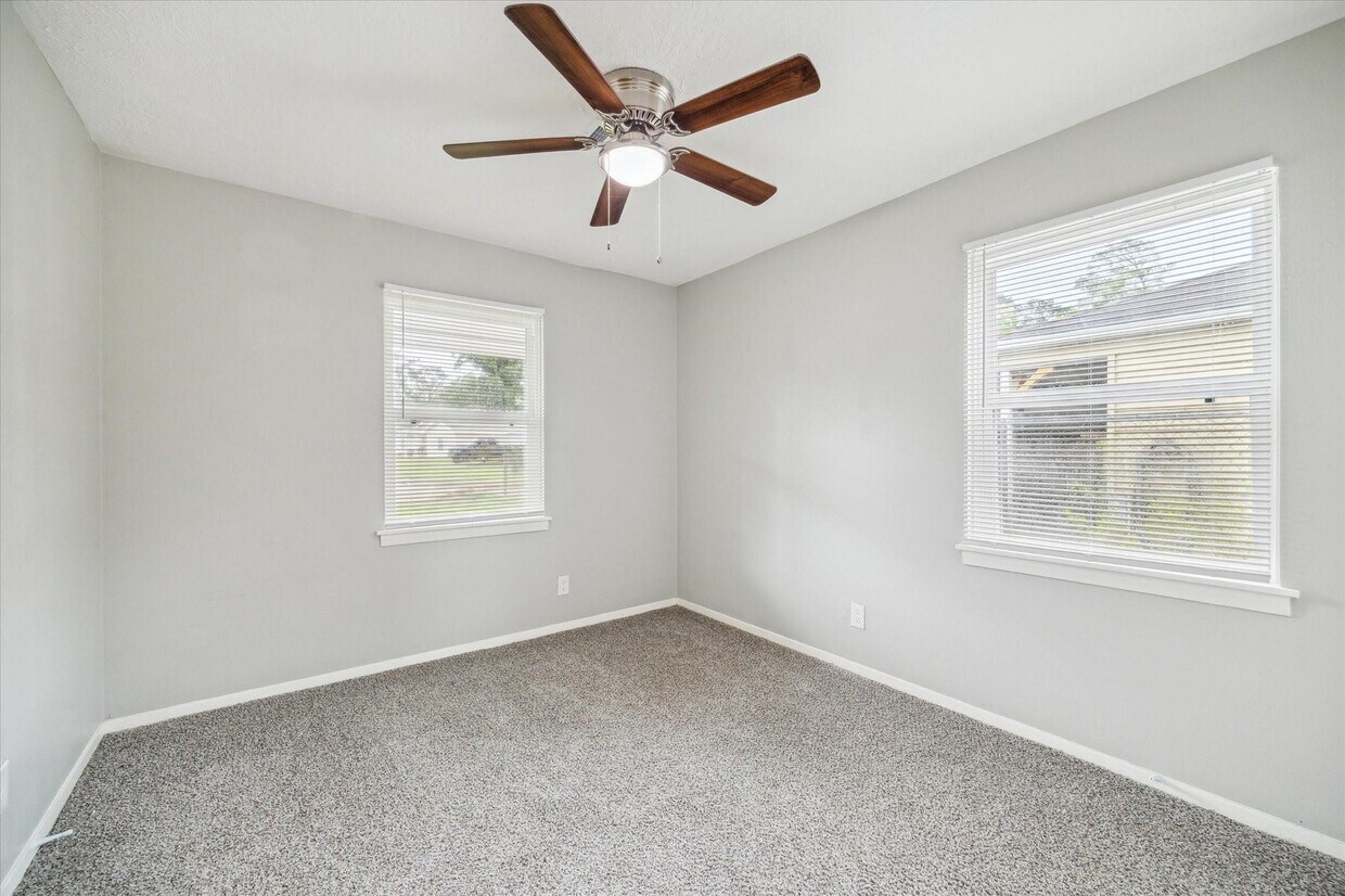 Foto del edificio - 7426 Saunders Rd