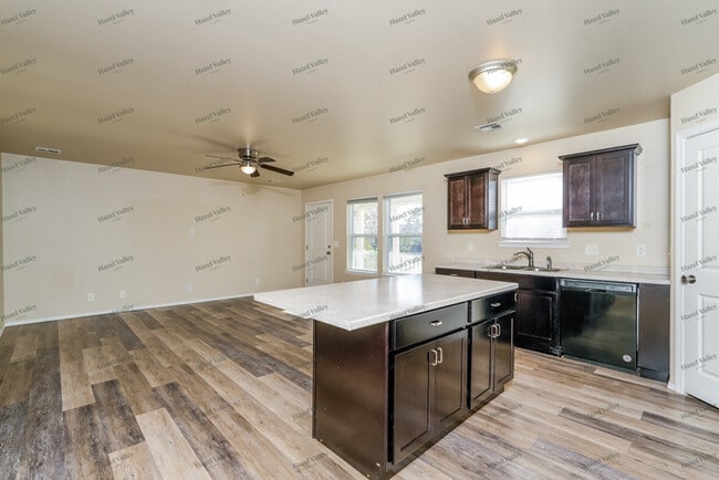 Foto del edificio - 513 E 48th Pl N