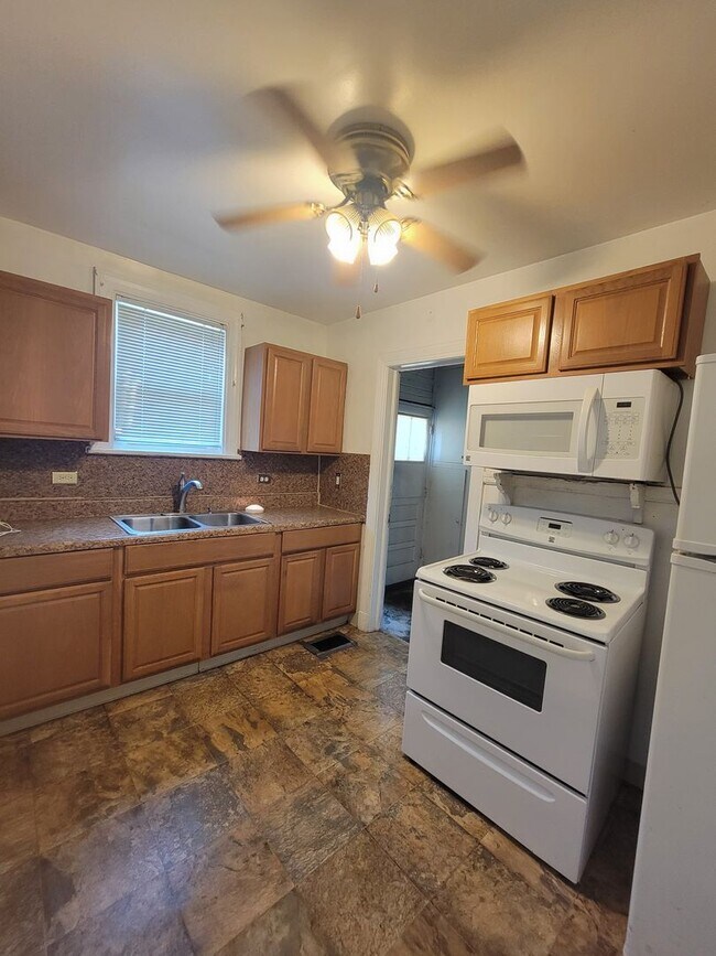 Building Photo - Charming Four Bedroom Cape Cod Cottage in ...