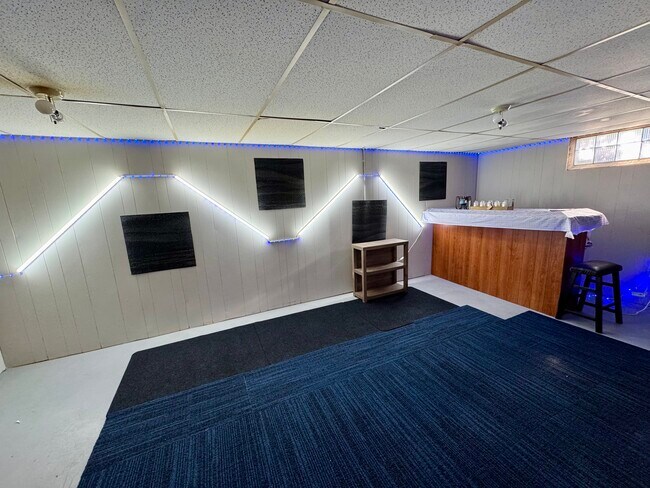 Sótano - 8900-8916 W Howard Ave