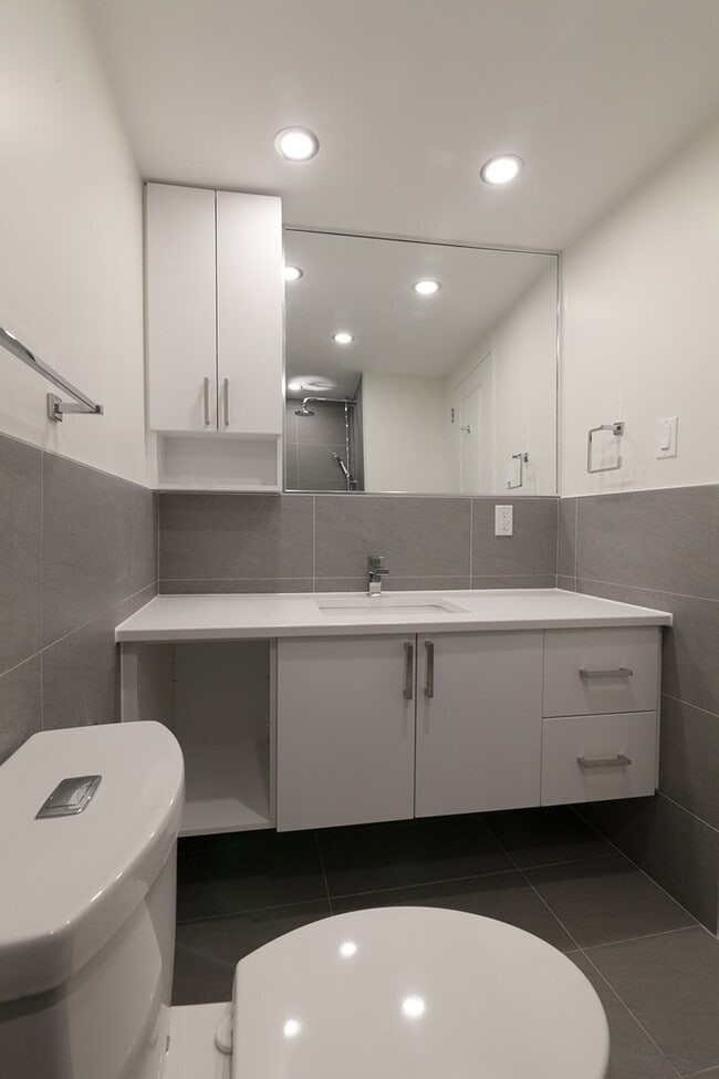 Building Photo - 4555 Av. Bonavista