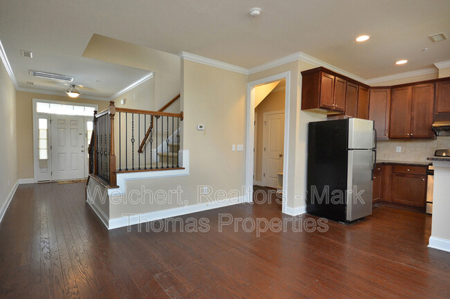 Foto del edificio - 306 Rose Walk Ln