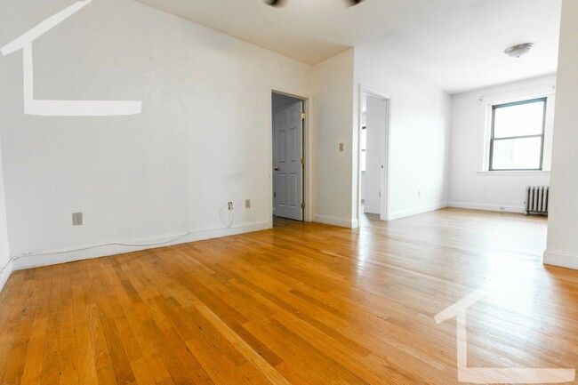 Building Photo - $500 Rebate upon closing!  Spacious Apt on...