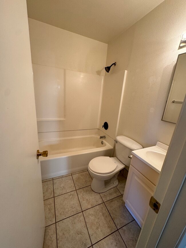 Foto del edificio - 618 Ammunition Rd