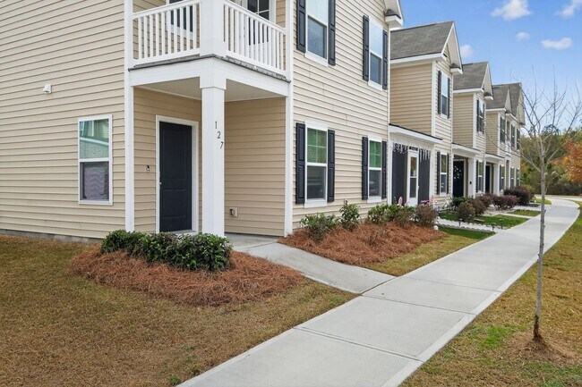 Building Photo - 4 bedroom 3 bath townhome in Rice Hope