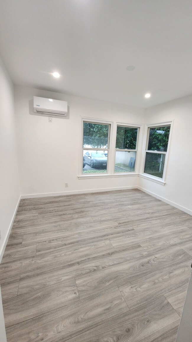 Building Photo - 952 W Glenoaks Blvd