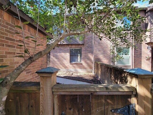 Building Photo - 27 W Willowood Ct