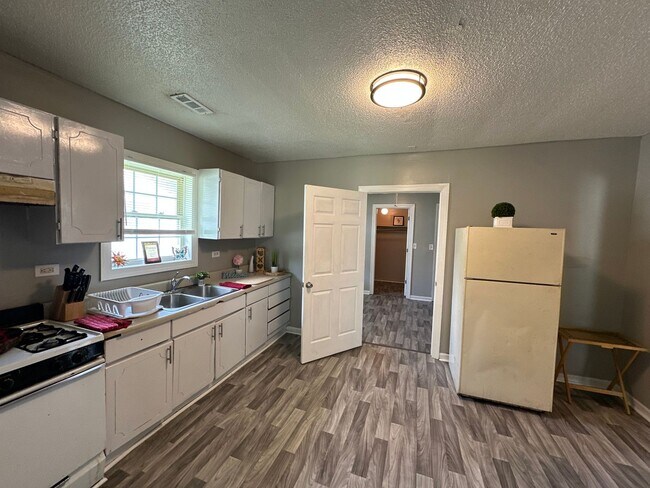 Foto del edificio - 3 Bed/ 1 Bath and move-in ready! www.PMCoreUSA.com submit guest card for showings!