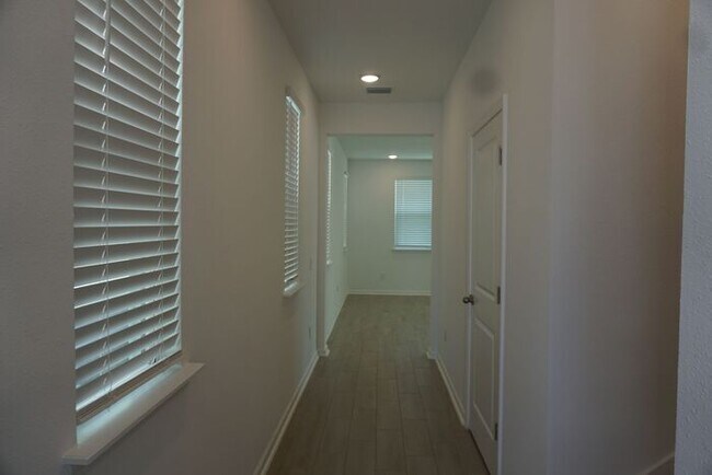 Building Photo - Newly Built 3 Bedroom 2.5 Bathroom Home wi...