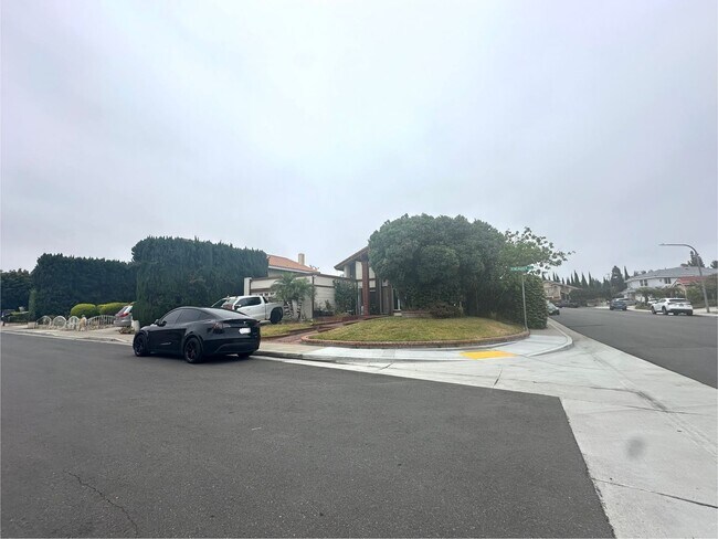 Foto del edificio - Spacious 4-Bedroom Home for Lease in Desir...