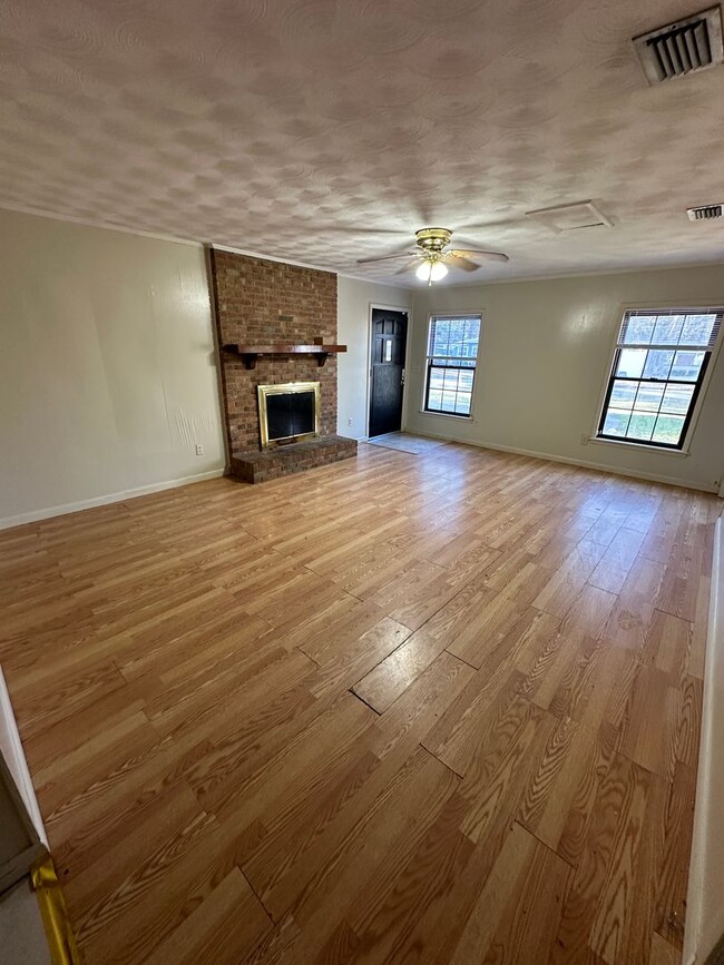 Building Photo - 4/2 house on Karen Lane - Available Now!