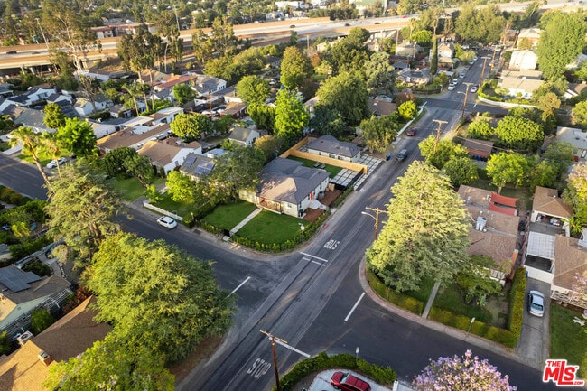 Foto del edificio - 5500 Morella Ave
