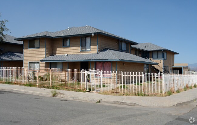 Building Photo - 565-575 Sioux Dr