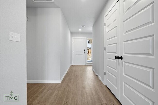 Building Photo - Fully Updated 2 Bed / 2 Bath Duplex – Prime Broken Arrow Location!