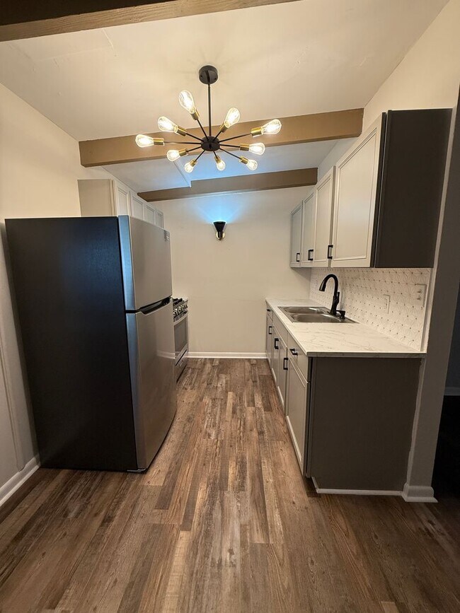 Building Photo - Fully Renovated Mid Century House!