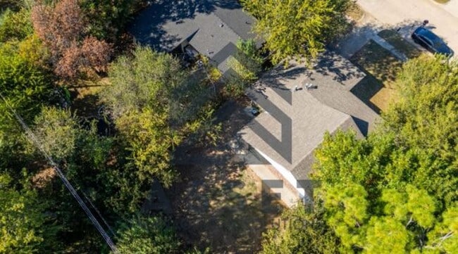 Building Photo - 5 Bed Ready For Lease!