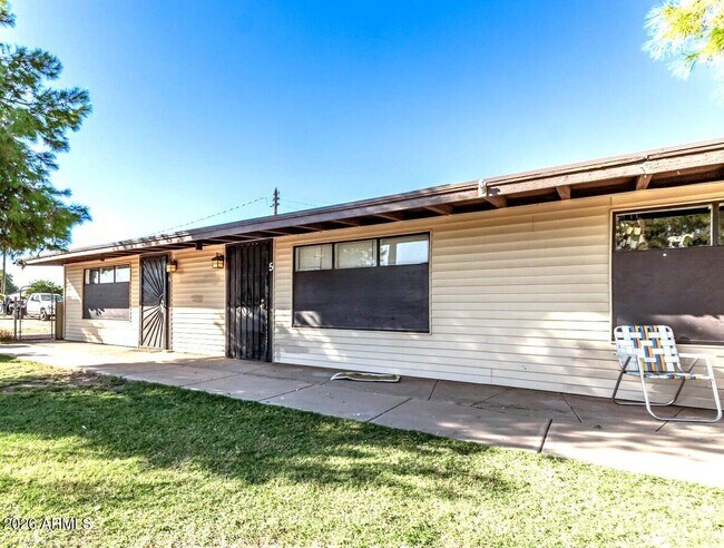 Foto del edificio - 7508 W Orangewood Ave