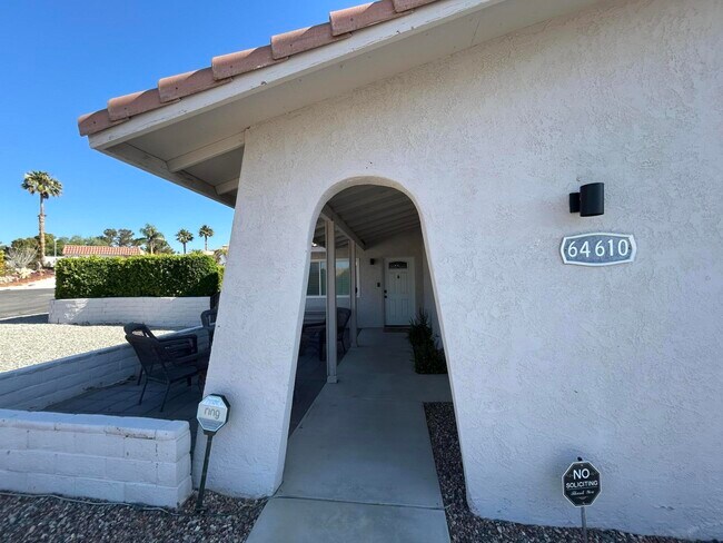 Foto del edificio - 64610 Pinehurst Cir