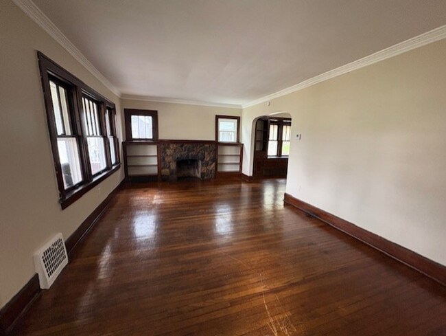 Foto del edificio - Spacious 3-Bedroom Home in West Akron with Appliances Included