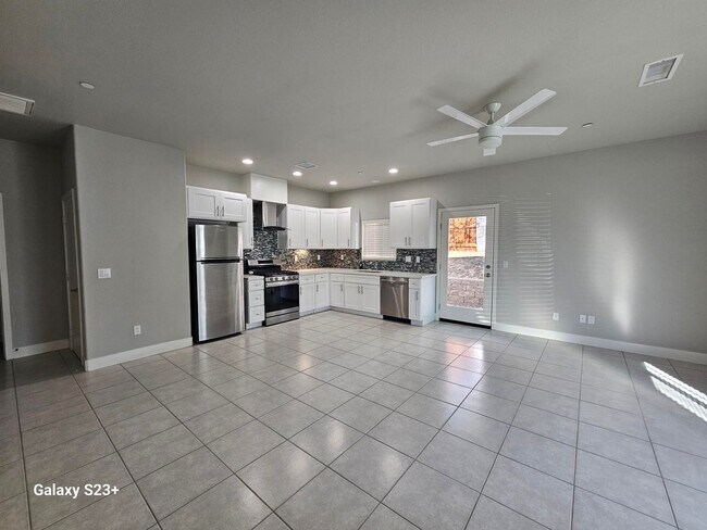 Foto del edificio - CHARMING NEWER CONTEMPORARY 3 BED/2 BATH AVAILABLE NOW