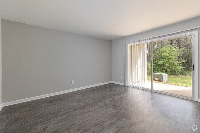1BR, 1BA - 727SF - Living Room - Windward Forest