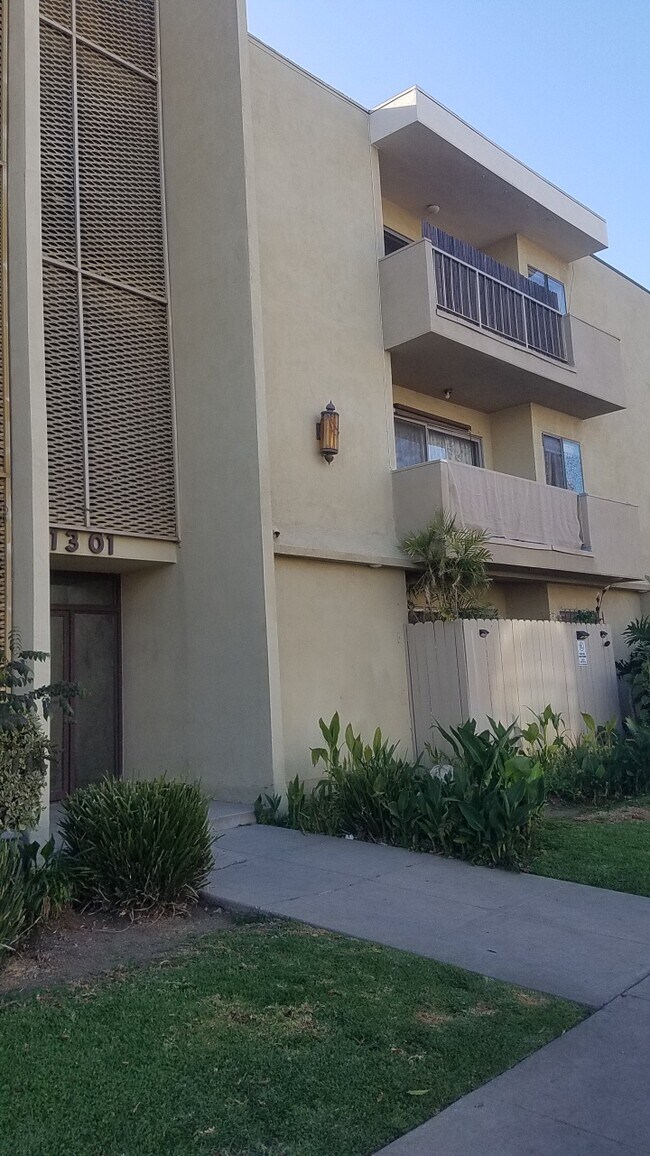 Foto del edificio - 1301 N Mansfield Ave