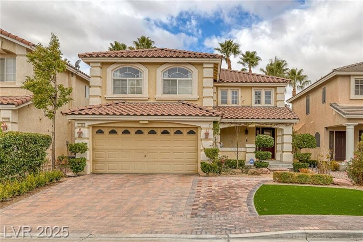 Primary Photo - Stunning 2 Story in Royal Highlands