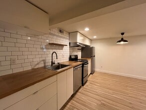 Building Photo - 833 N Alberta St