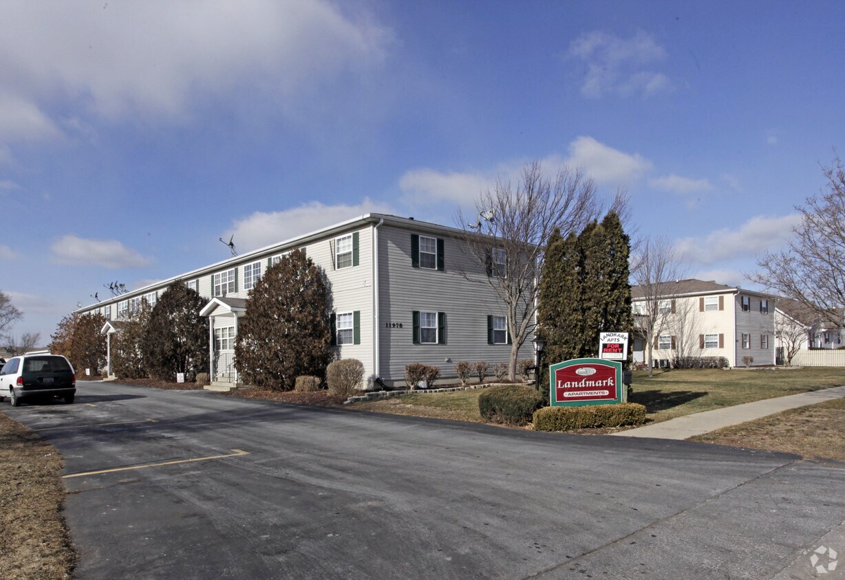 Primary Photo - Landmark Apartments