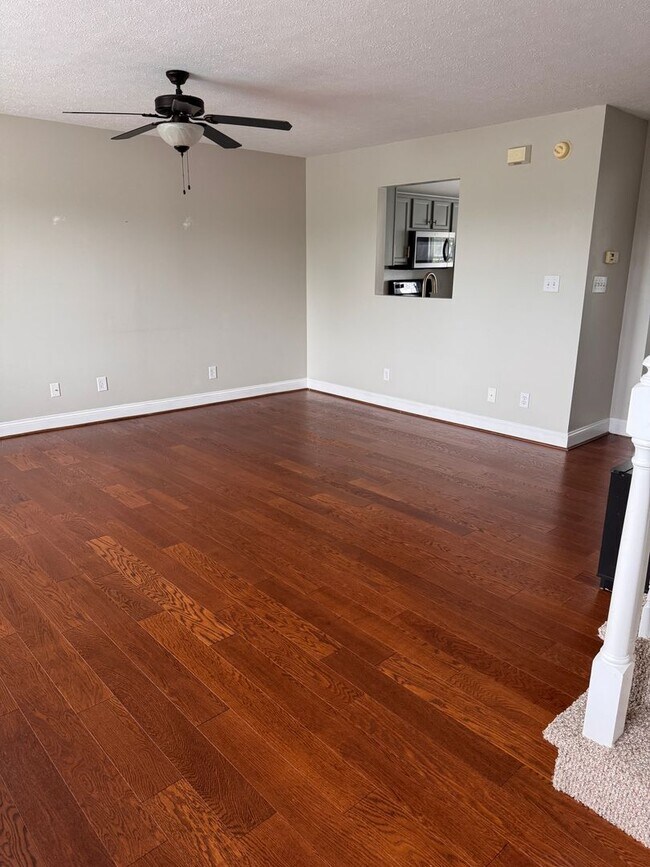 Foto del edificio - 3 Bedroom || 2 Full Bathroom & 2 Half Bathroom Townhome