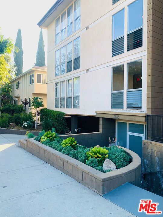 Foto del edificio - 1833 Normandie Ave