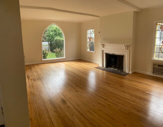 Living room - 11147 La Maida St