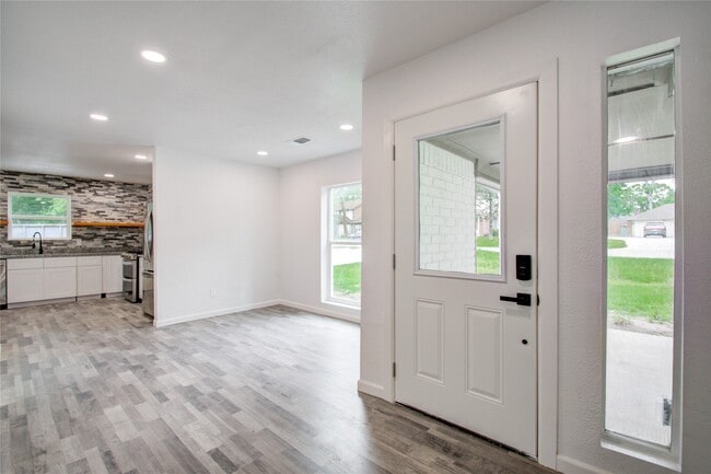 Foto del edificio - 550 Roanoke Dr