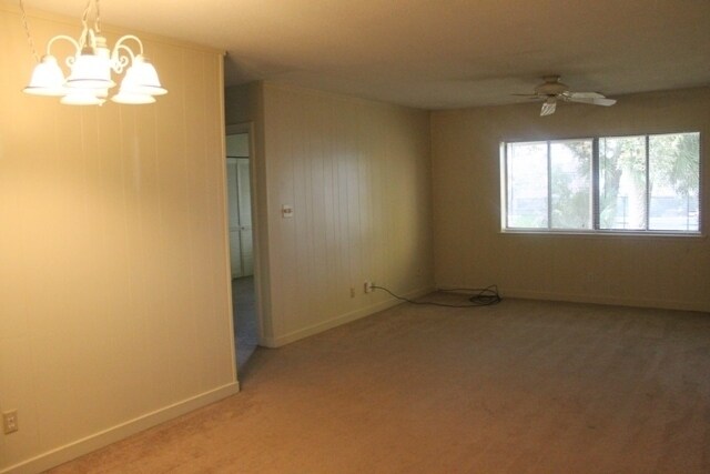 Foto del edificio - Two Bedroom Condo Steps to Coligny Beach