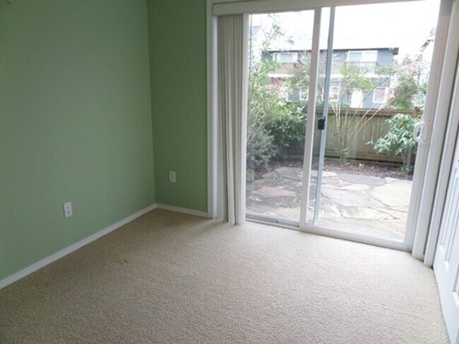 Foto del edificio - Stunning and Large 3-Bedroom Townhome with...