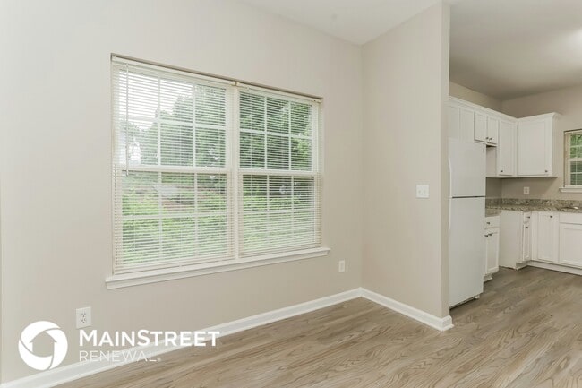 Building Photo - 2019 Reynolds Dr SW