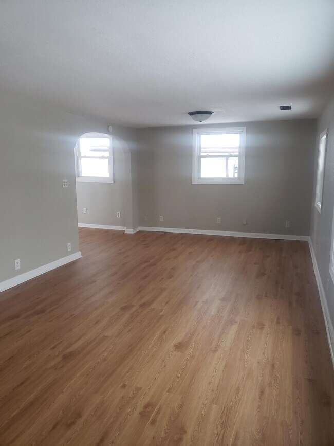 Building Photo - 305 Venice Dr