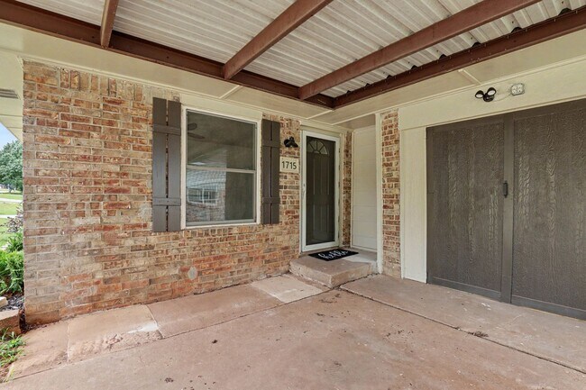 Building Photo - Adorable in Central Edmond