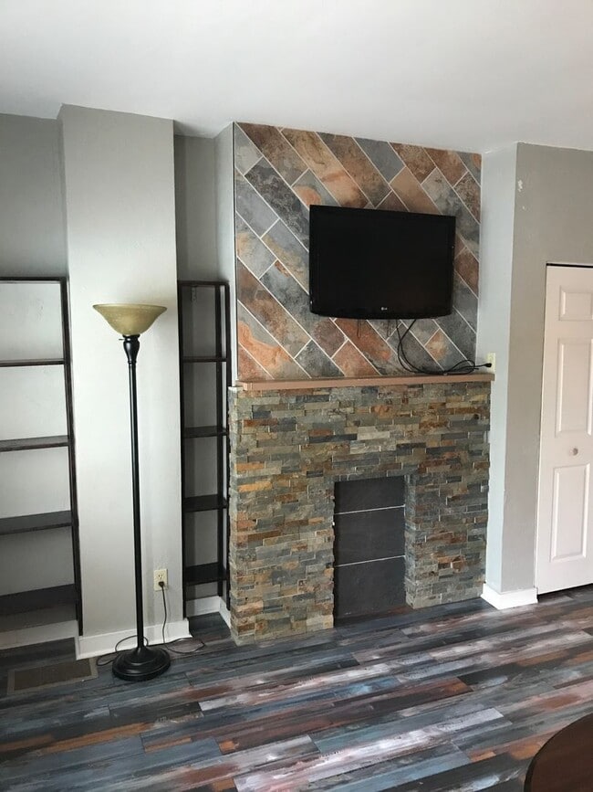 Building Photo - Modern Rental - South Side Flats