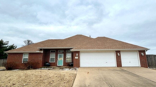 Building Photo - Spacious 3 bed 2 bath Single Family with a Large Fenced Backyard!